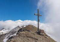 "Il Figlio dell'uomo deve soffrire molto, essere riprovato dagli anziani, dai sommi sacerdoti e dagli scribi, esser messo a morte e risorgere il terzo giorno" (Vangelo di Luca 9,22)