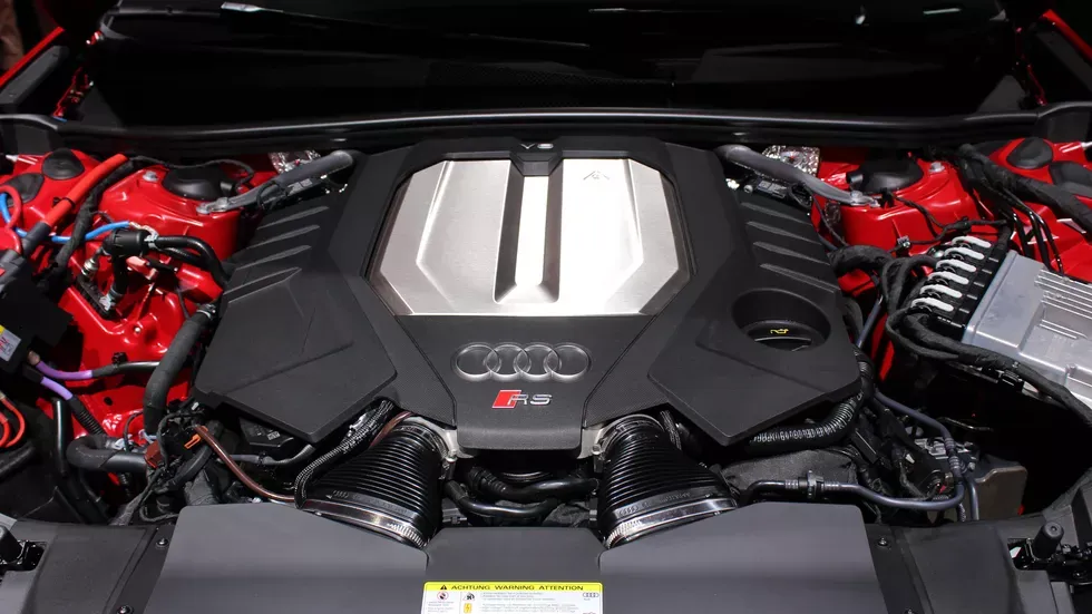 Audi-RS-6-Avant-Engine