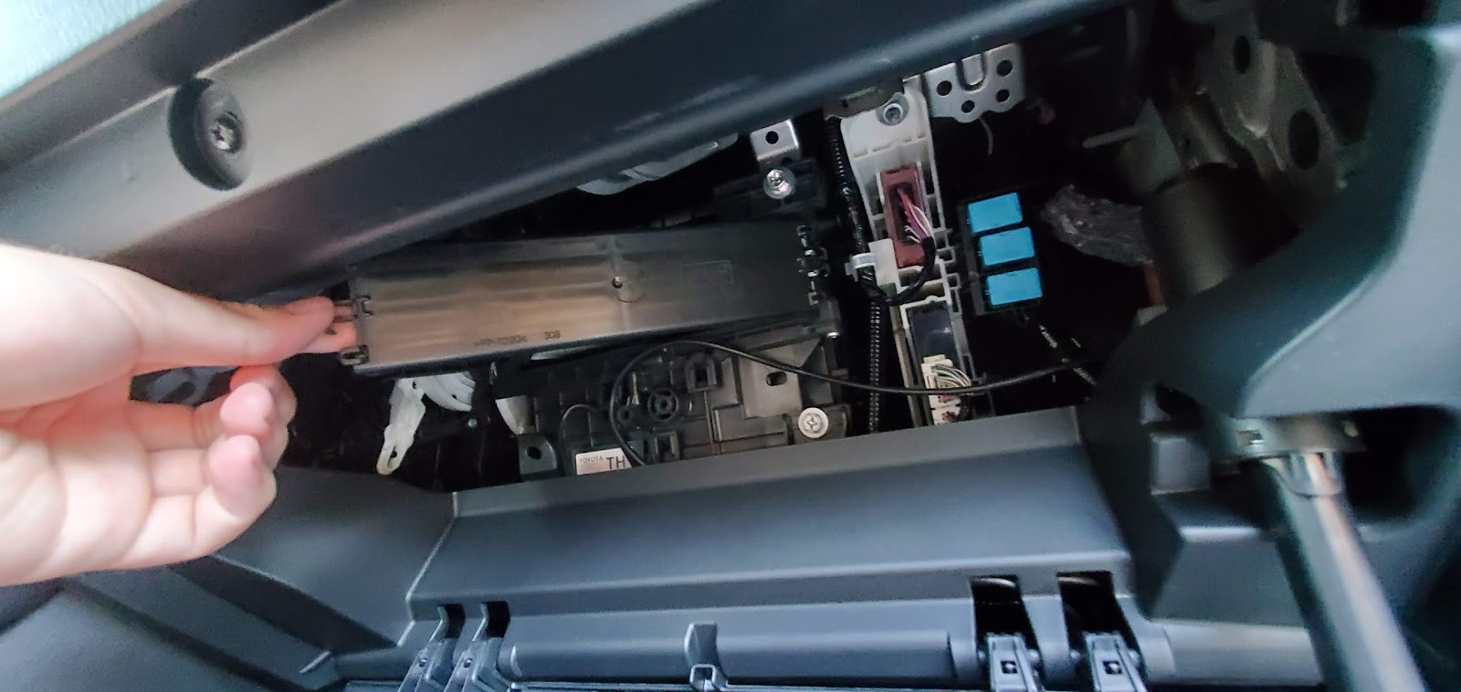 How to Replace Cabin Air Filter on 2019 2020 Rav4 | Toyota Rav4 Guides