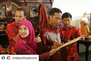 Presiden Jokowi dan Pak Ibnu Riyanto sedang berkunjung ke kediaman Dubes Rizal Sukma yang merupakan salah satu koleksi batik tulis di Pesona Batik Trusmi, Cirebon.