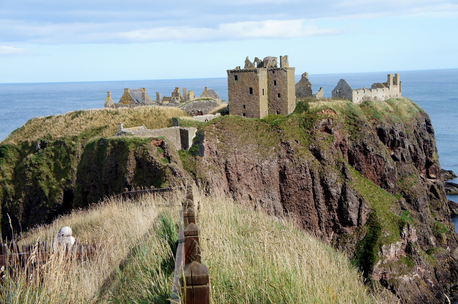 Неприступная крепость это. Данноттар неприступный замок Шотландии. Замок Данноттар, Шотландия, Великобритания. Средневековый замок Данноттар, Шотландия.. Замок донатор в Шотландии.