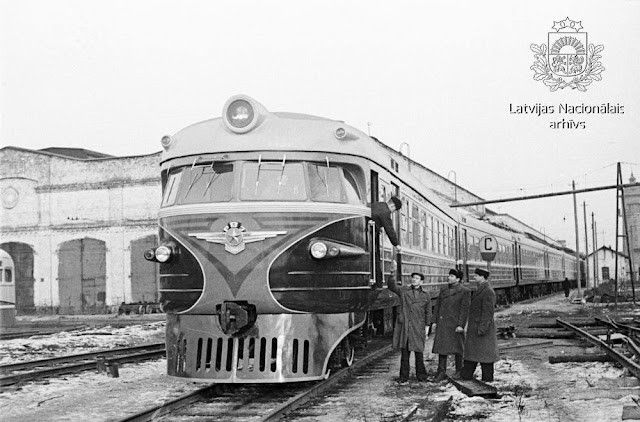 Март 1957 года. Рига. Rīgas vagonu rūpnīcas (RVR) izgatavotais jaunais elektrovilciens ER-1 (ar desmit vagoniem) (автор фото: L. Pantuss)