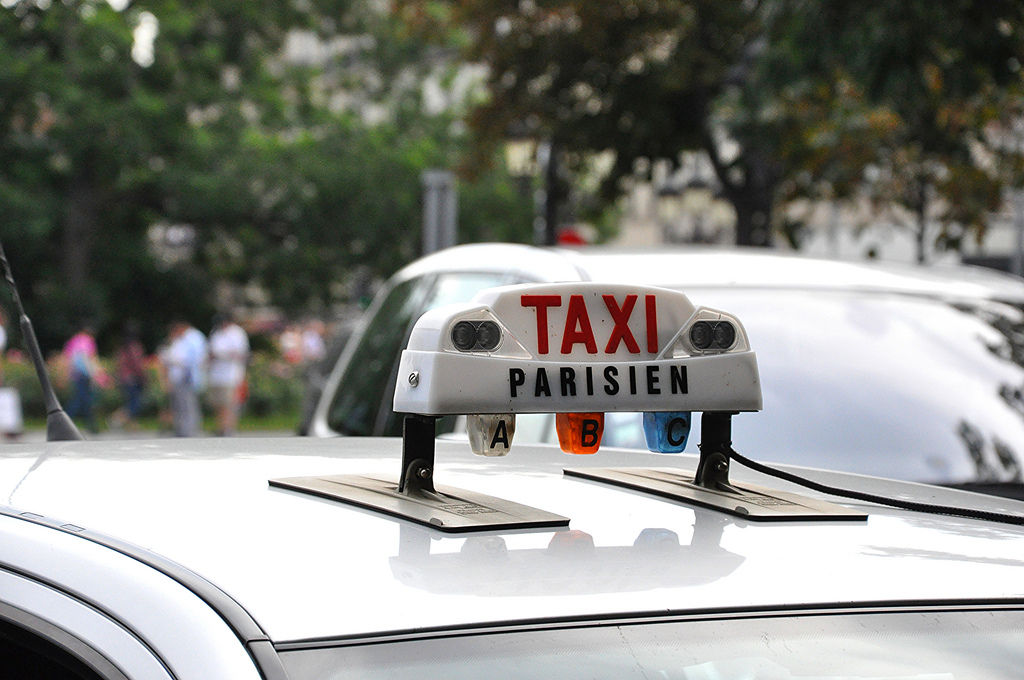 Why to Hire a Car Service in Paris to Travel from Airport Paris Taxi