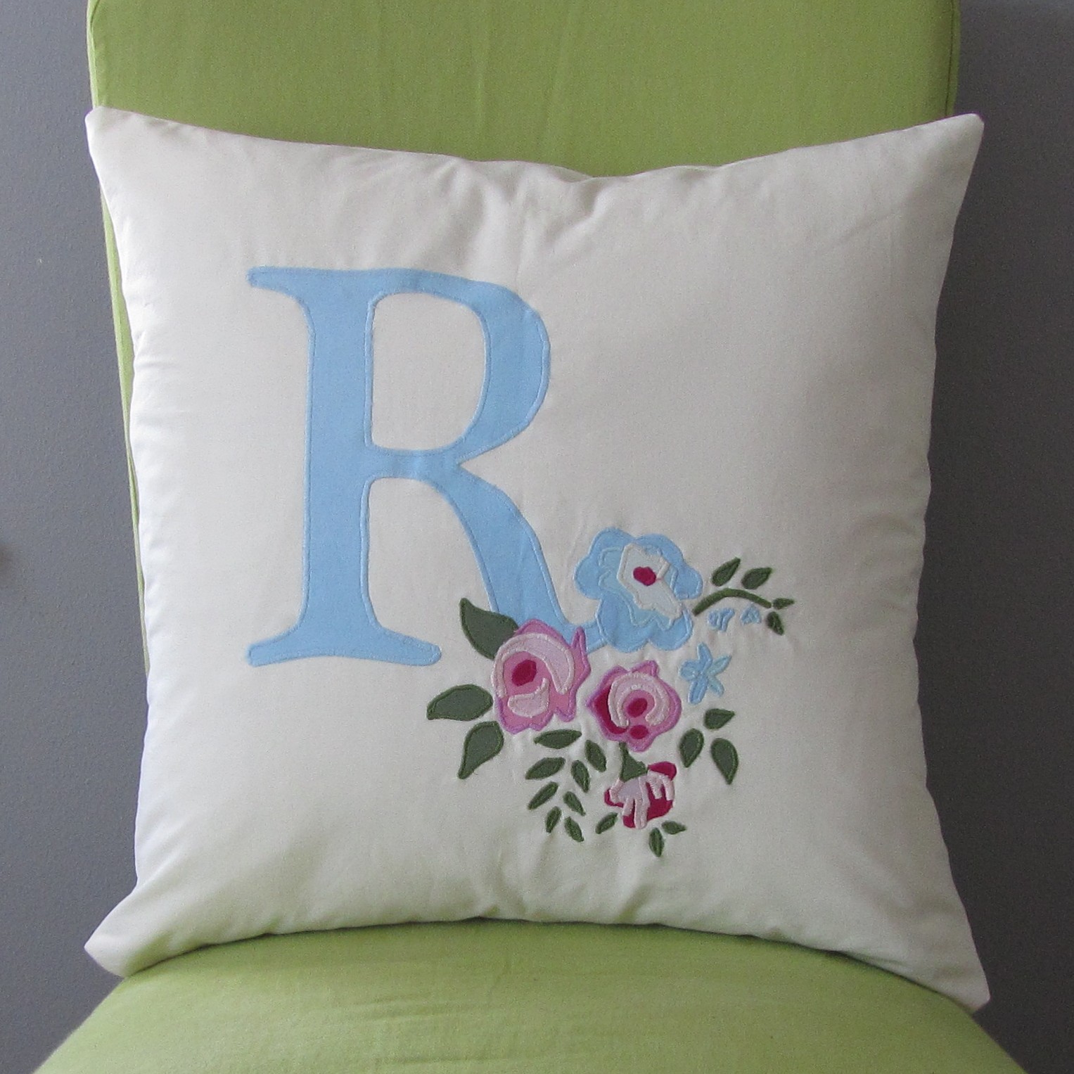 insanely crafty Initial Pillows