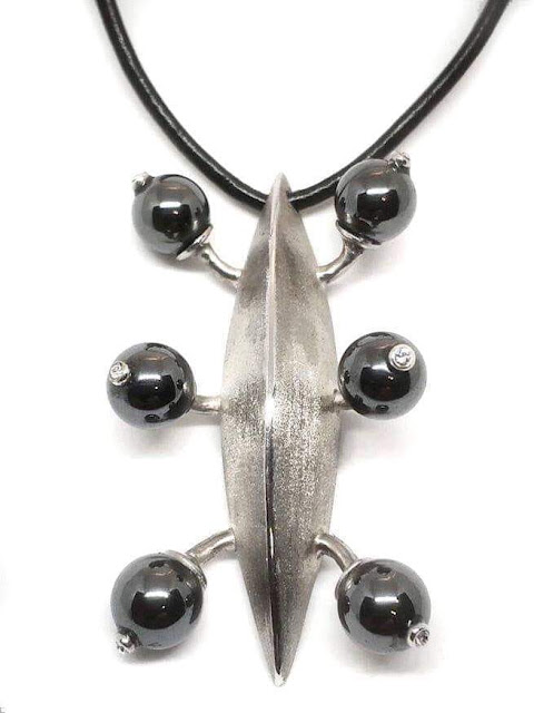 Pendente "Bug" in argento 925,ematite e zirconia cubica. Designer Alessandro Meccani