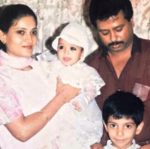 Foto masa kecil Vikrant Massey bersama keluarganya