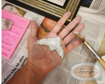 Pegando moldura de pasta de papel en un marco desfasado