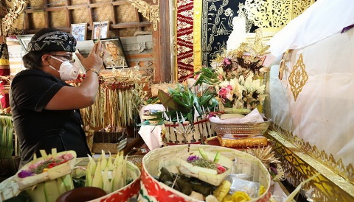 Wujud Bakti Bupati Giri Hadiri Pelebon Sulinggih Ida Istri Santika
