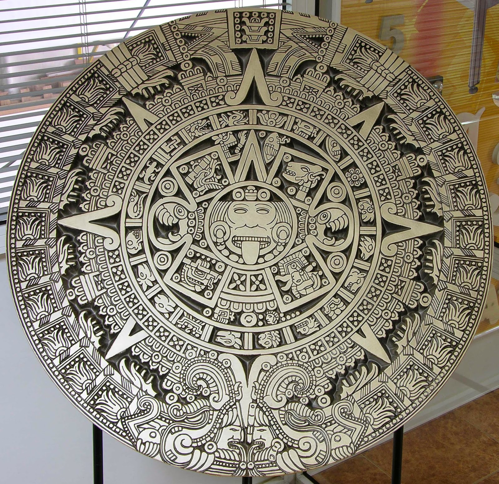 Сюжет и композиция календарь майя. Солнечный календарь ацтеков. Календарь Майя. Камень ацтеков. Часы Майя древние.