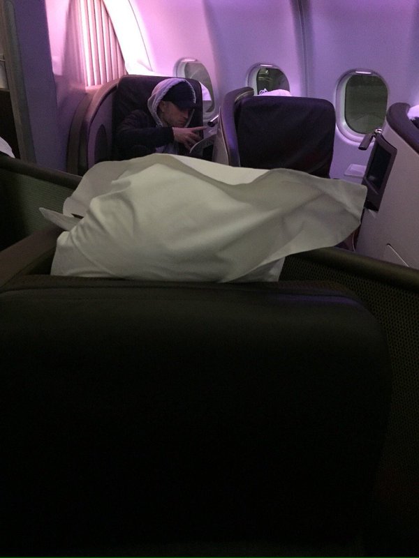 25 Marzo - Nueva foto de Rob en un avión rumbo a Londres, ayer!!! CeUUO9EWQAAeehZ