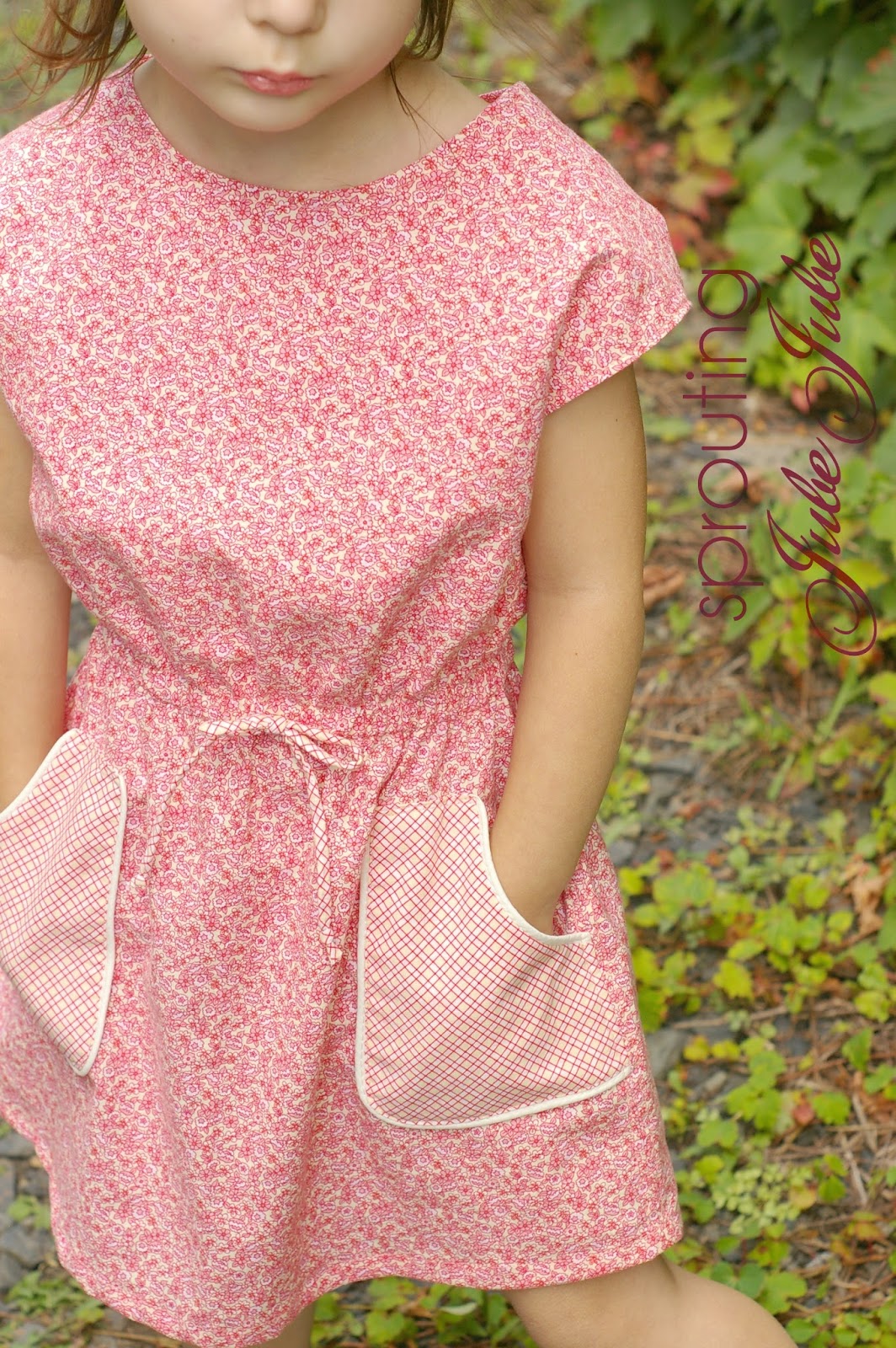 http://sproutingjj.blogspot.ca/2014/09/adding-pockets-to-dress-pattern-no13-by.html