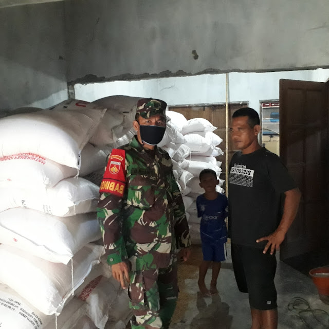 Babinsa Wonotolo  Cek Kios Pupuk Bersubsidi