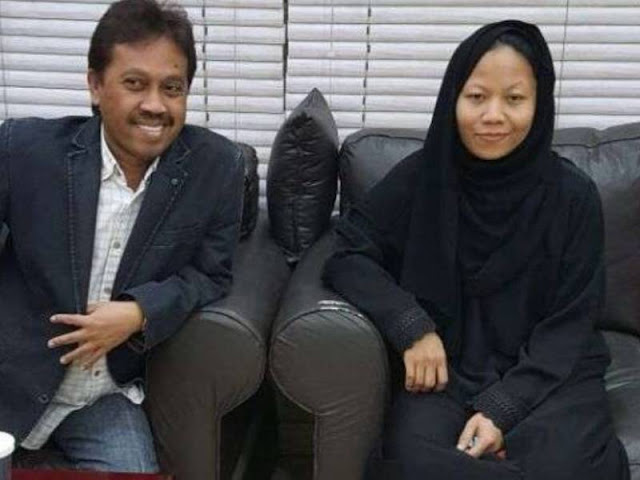 Senyuman Tampak Dari WajahTenaga Kerja Asal Indonesia Yang Mendapatkan Uang Hampir Setengah Milyar Dari Majikan Senyuman Tampak Dari WajahTenaga Kerja Asal Indonesia Yang Mendapatkan Uang Hampir Setengah Milyar Dari Majikan