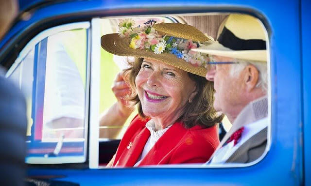The King arrived at the event field driving his Volvo PV60 car. Queen Silvia wore a red blazer jacket double breasted with gold button