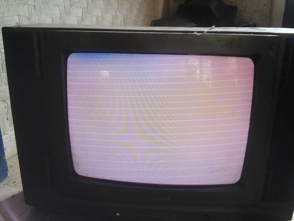 layar tv blank putih