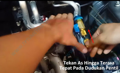 Cara menggunakan alat pembuka pentil AC mobil