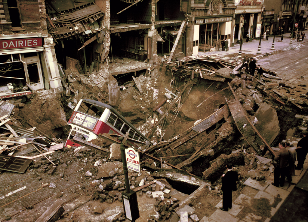 14 Incredible Color Photographs Captured London After Air Raid Attacks 14-incredible-color-photographs-captured-london-after-air-raid-attacks
