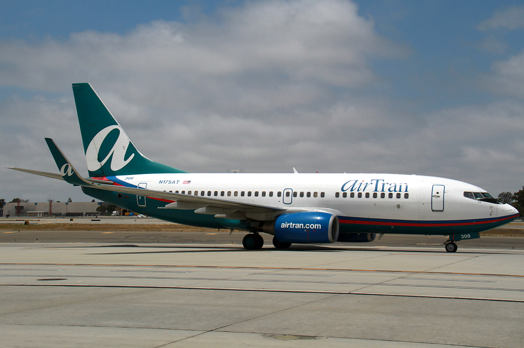 airtran airways flight june sna aero flightlines pacific taxi prepares inaugural rwy 1627 76n