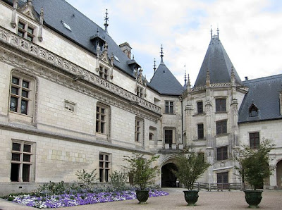 "Chaumont cour int" by Velvet - Own work. Licensed under CC BY-SA 3.0 via Wikimedia Commons - http://commons.wikimedia.org/wiki/File:Chaumont_cour_int.JPG#/media/File:Chaumont_cour_int.JPG