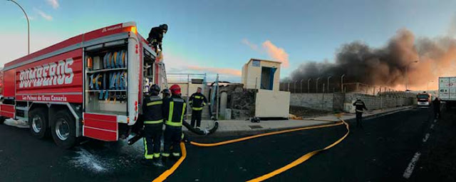Bomberos en el incendio del Polígono de Las Torre, Las Palmas de Gran Canaria
