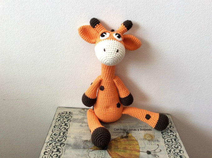 Con hilos, lanas y botones: Greta jirafa amigurumi (patrón Cucapuntoes)