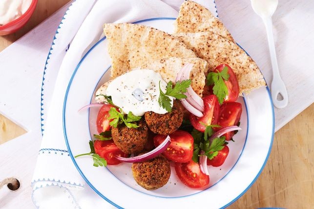 Falafels with tomato salad and tzatziki Falafels with tomato salad and tzatziki