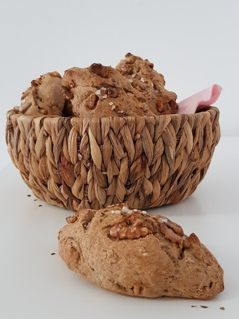 Knusprige Vollkornbrötchen mit knackigen Walnüssen