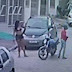 Vídeo mostra execução a tiros de mulher na porta de casa em Feira de Santana