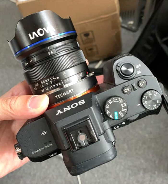 Объектив Laowa 9mm f/5.6 с креплением Leica M установлен на камеру Sony