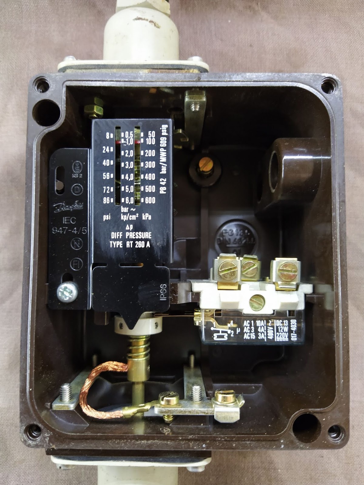 DANFOSS DIFFERENTIAL PRESSURE SWITCH RT 260A 0.56 BAR 017D002366