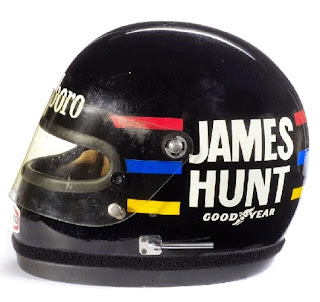 L'inconfondibile casco di James Hunt