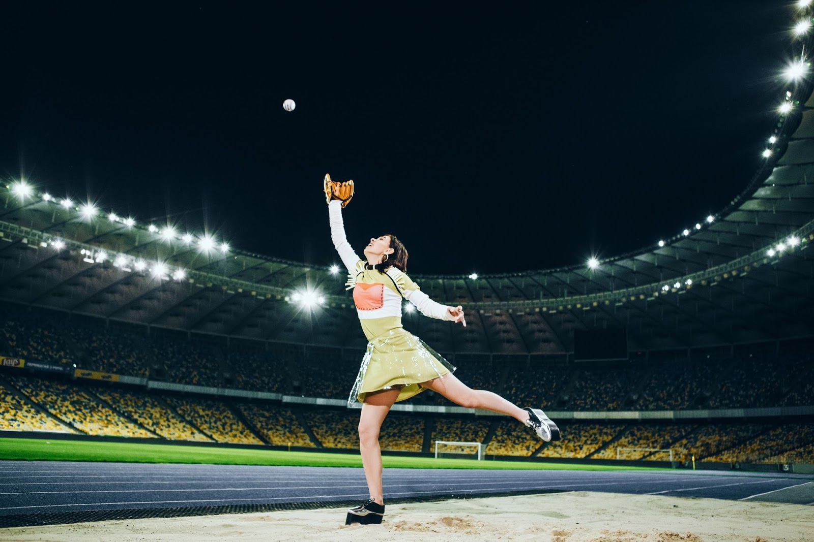 Lux sports. Заставка с девушки стадион темой.