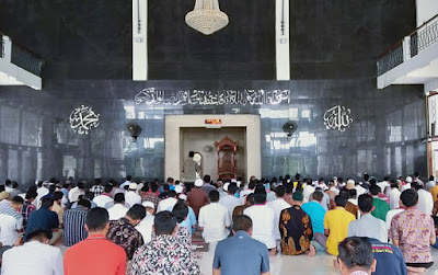 Geger! Seorang Pria Meninggal Saat Shalat Jumat! Jamaah Bubar! Gara-Gara Corona? shalat%2Bjumat%2Bwowkeren%2Bcom - Geger! Seorang Pria Meninggal Saat Shalat Jumat! Jamaah Bubar! Gara-Gara Corona?