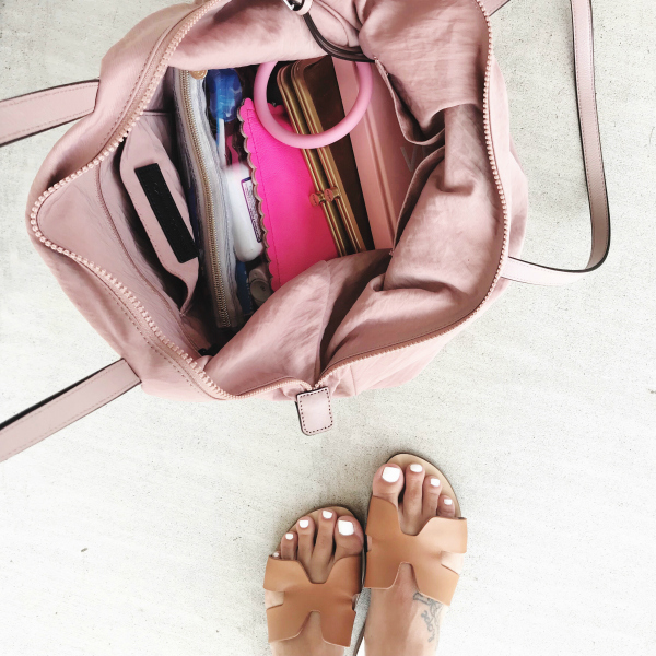 how i organize my purse, purse organization, getting organized, north carolina blogger, style on a budget, mom blogger, life and style blogger