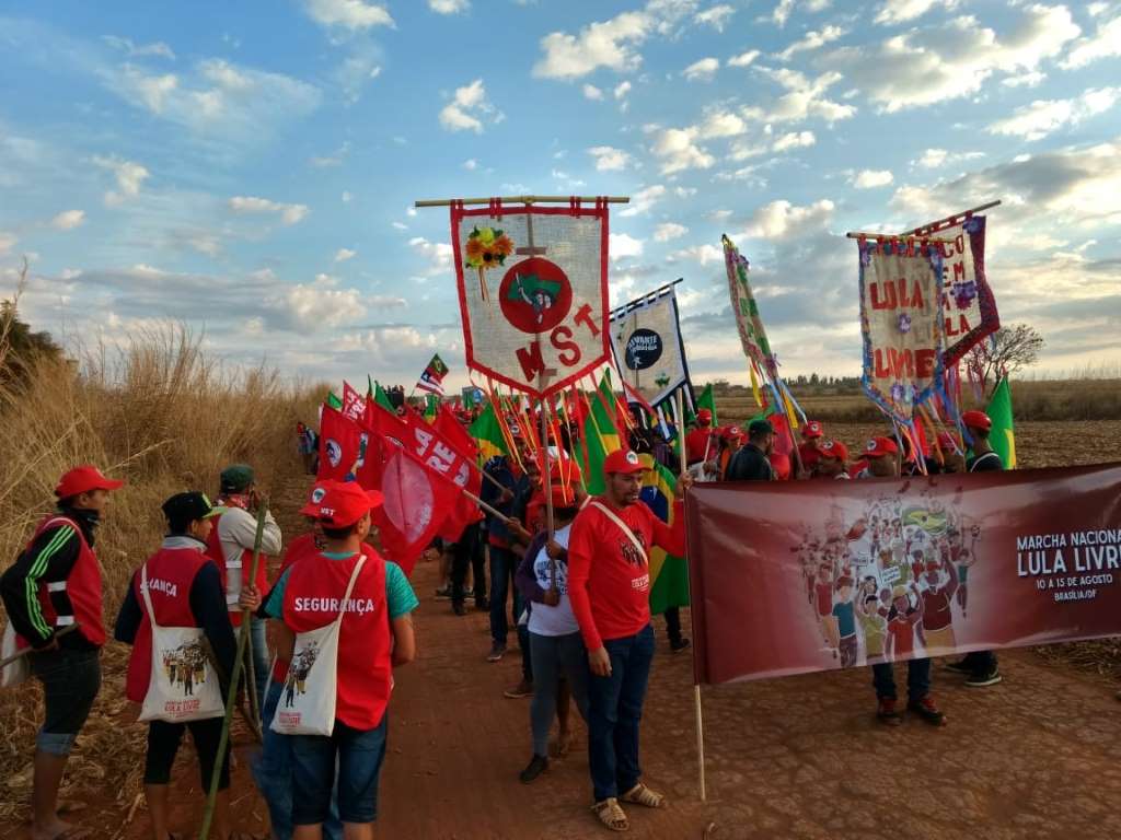Sem-terra iniciam marcha a Brasília para exigir candidatura de Lula