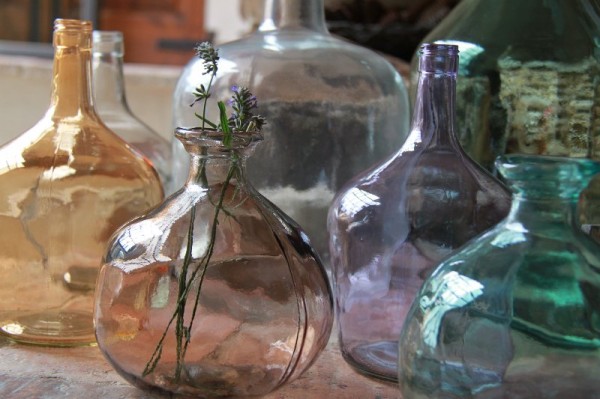 Cómo decorar la casa con botellas de cristal y damajuanas