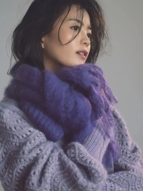 choosing a purple scarf with a color similar to the outerwear, which can inadvertently show your unique charm and fashionable skills.