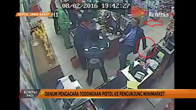 VIDEO : Pengacara Ini Todongkan Pistol Ke Pengunjung Minimarket