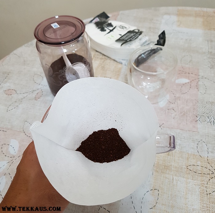 Pour Over Coffee With Daiso Coffee Dripper and Filter Paper Tekkaus