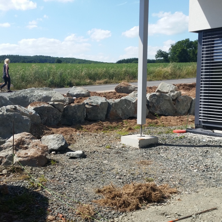 Trockenmauer an der Grundstücksgrenze entlang!