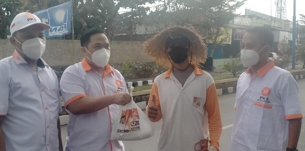 HUT ke-76 RI, PKS Lampura Bagikan Ribuan Sembako Bagi Warga Terdampak Covid19