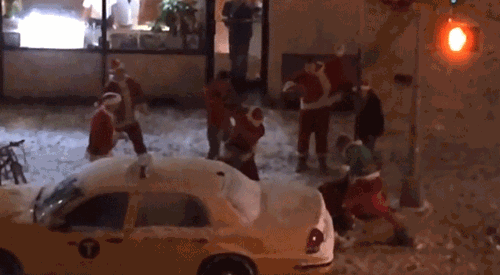 Besoffene prügelnde Weihnachtsmänner zur Adventszeit witzig
