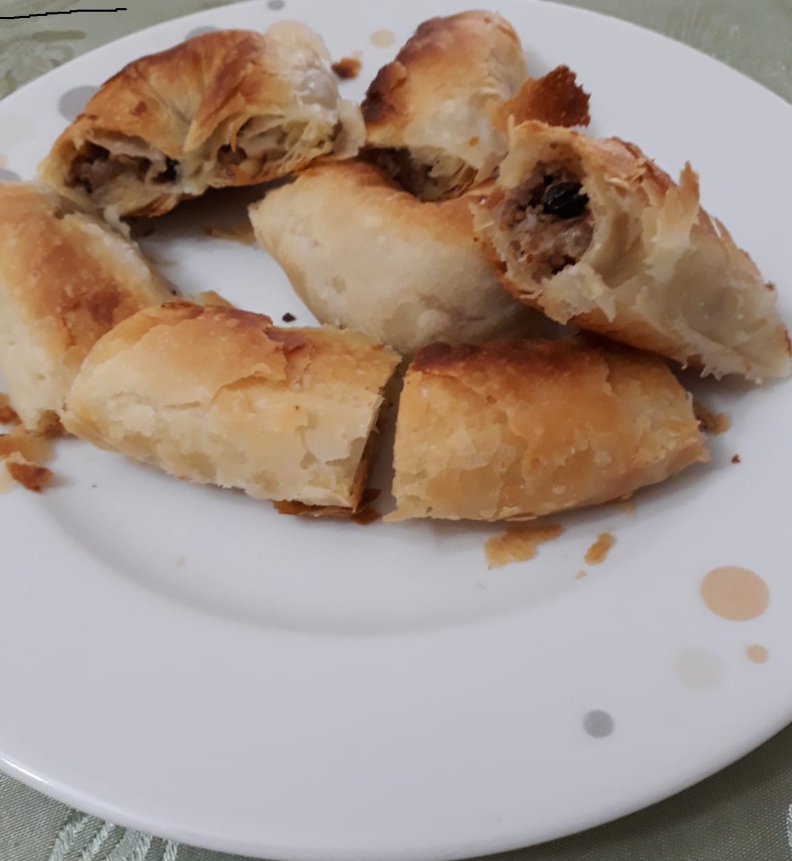 Akissmutfak Hazır Yufkadan Kıymalı, Fıstıklı Kol Böreği