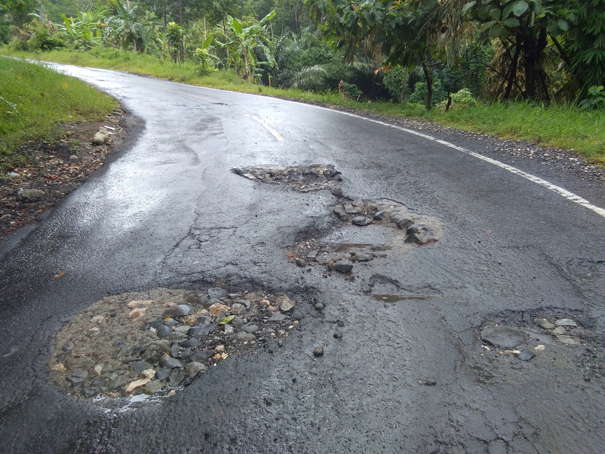 Kerusakan Jalan Nasional Batas JabarPelabuhan Ratu Membahayakan