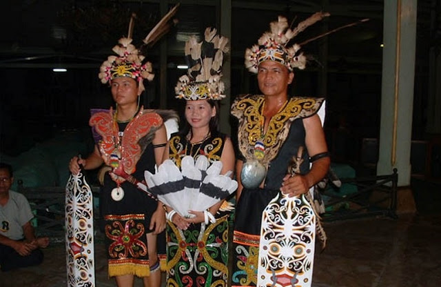 Pakaian Adat Provinsi Kalimantan Barat – King Baba Pakaian Adat Provinsi Kalimantan Barat – King Baba