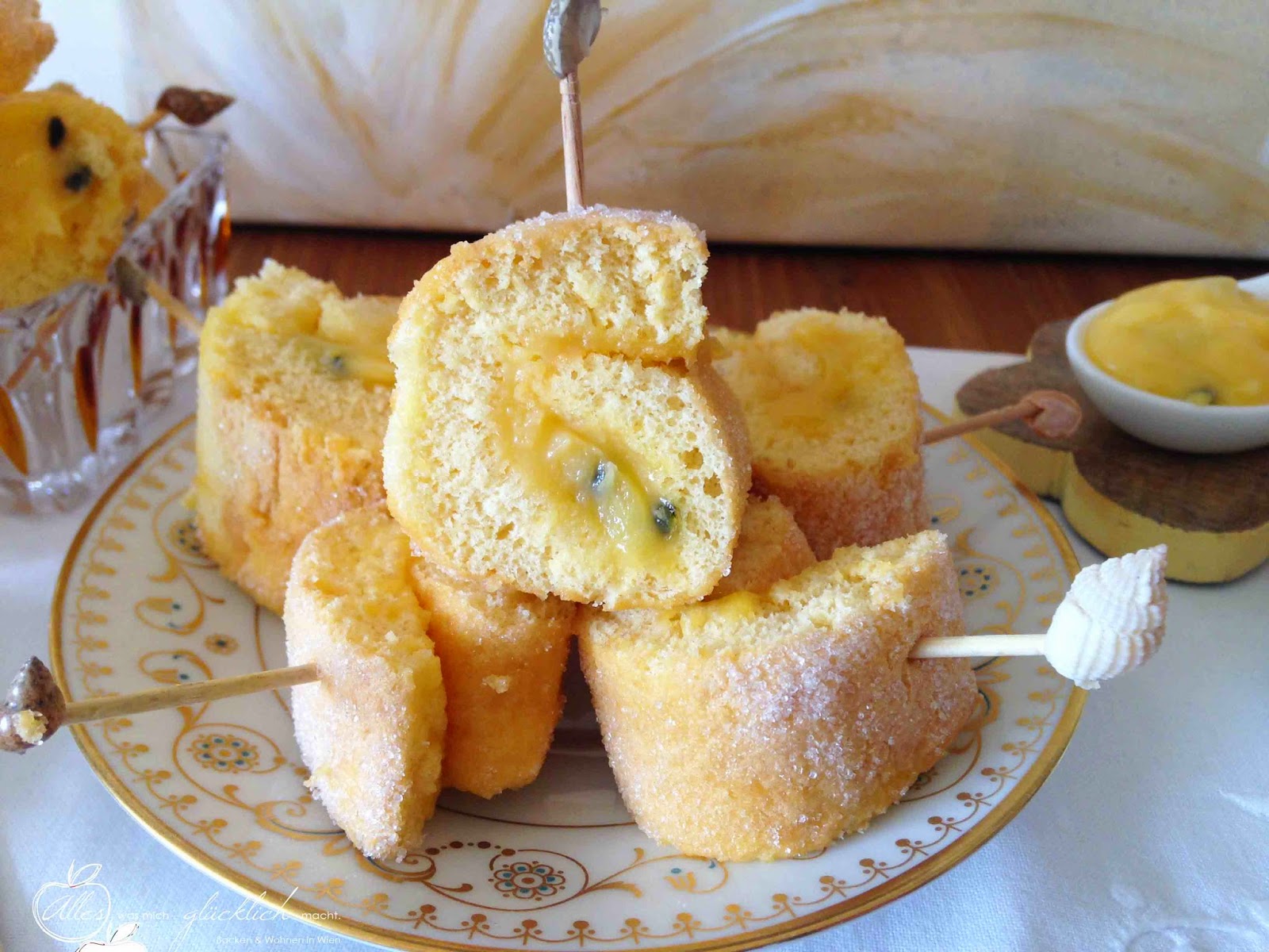 Mini Biskuit Röllchen mit Zitronen-Passionsfruchtcremefüllung