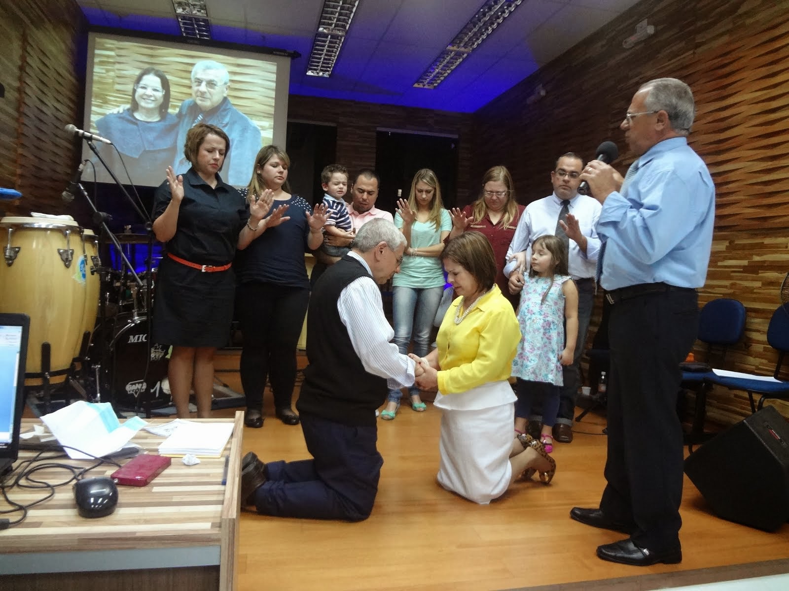 ANIVERSÁRIO CASAMENTO - Pr. Abilio e Pra. Vera e toda a família orando: 40 anos de casados
