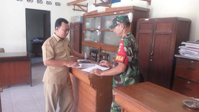 Jalin Keakraban, Babinsa Gringging Komsos dengan Perangkat Desa Jalin Keakraban, Babinsa Gringging Komsos dengan Perangkat Desa