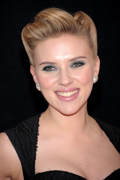 Scarlett Johansson attends We Bought A Zoo Premiere Photos