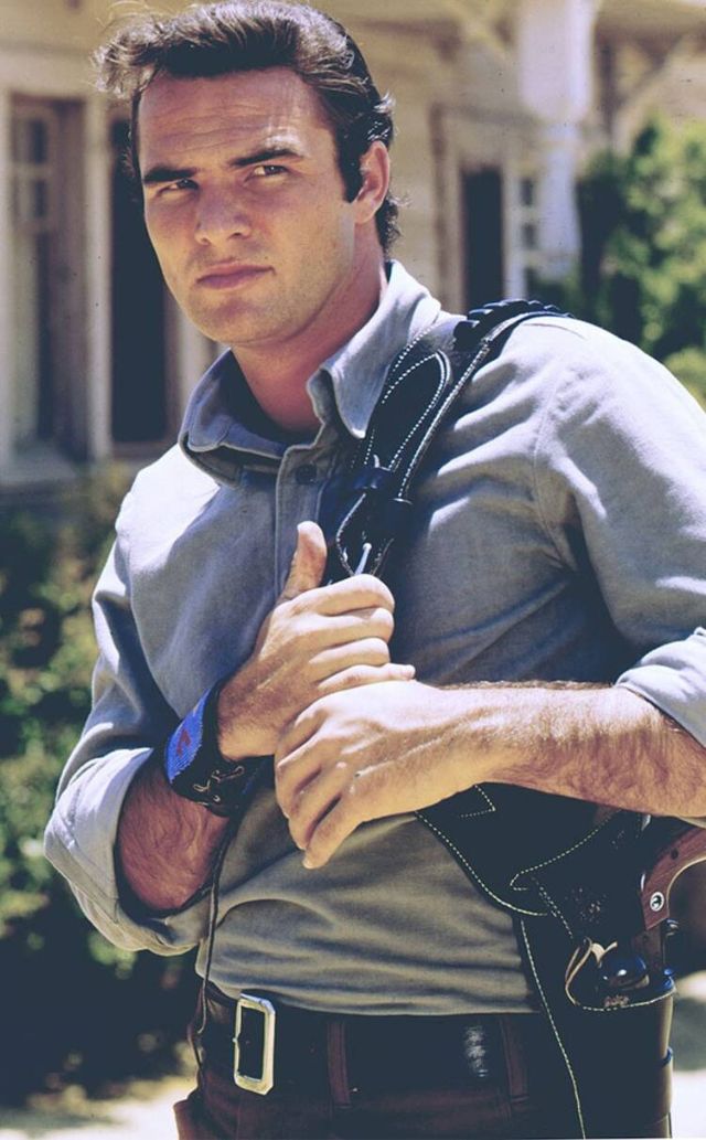 20 Amazing Portraits of a Very Young Burt Reynolds in the 1960s
